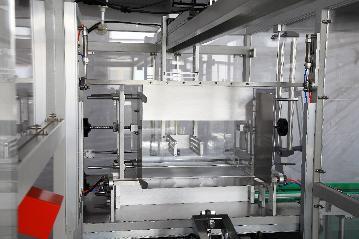 Ambalare cu carcasă de &icirc;ncărcare laterală