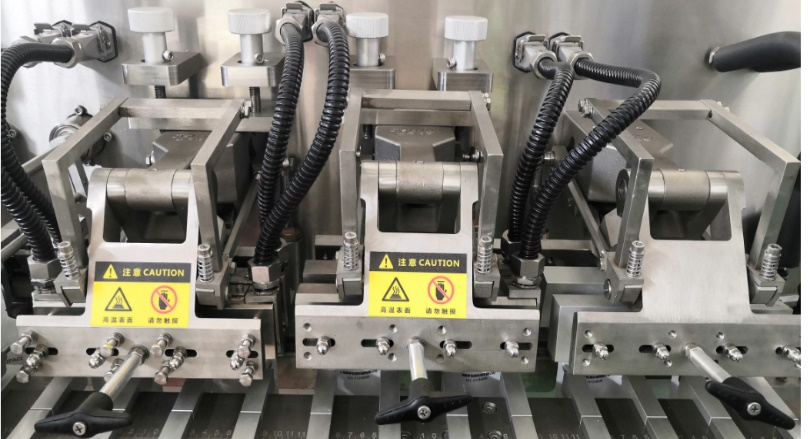 Stații duble de termoetanșare, răcire și etanșare unică, fac forma pungii mai perfectă双热封工位，一次冷却封定型