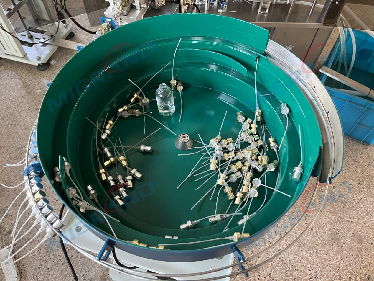 Duza de parfum de hrănitor care vibrează