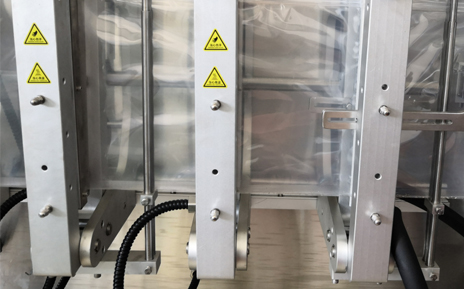 Dispozitiv de etanșare verticală pentru mașina de formare a pungilor