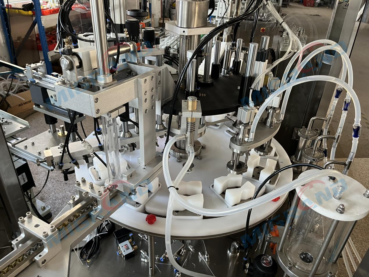 Stație de umplere &icirc;n trei etape și stație de umplere cu presiune negativă