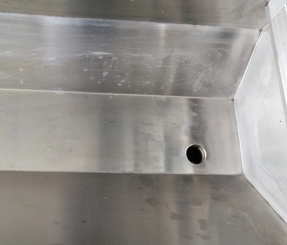 Este adoptat rezervorul de colectare a apei &icirc;n formă de U, care este convenabil pentru curățarea echipamentului &icirc;n fiecare zi, iar apele uzate sunt evacuate direct &icirc;n canalizare sistem.采用U型集水槽，便于每天设备打扫清洁，废水直流排水系统